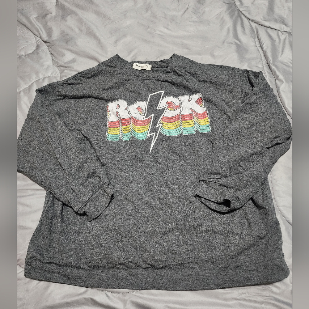 Impressions gray long sleeve Rock shirt. EUC. Women's small.